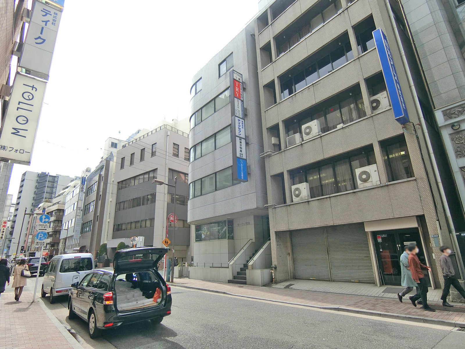 周辺はオフィスや店舗が多い