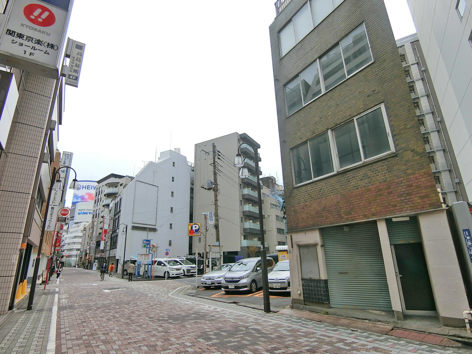 周辺はオフィスや店舗が多い