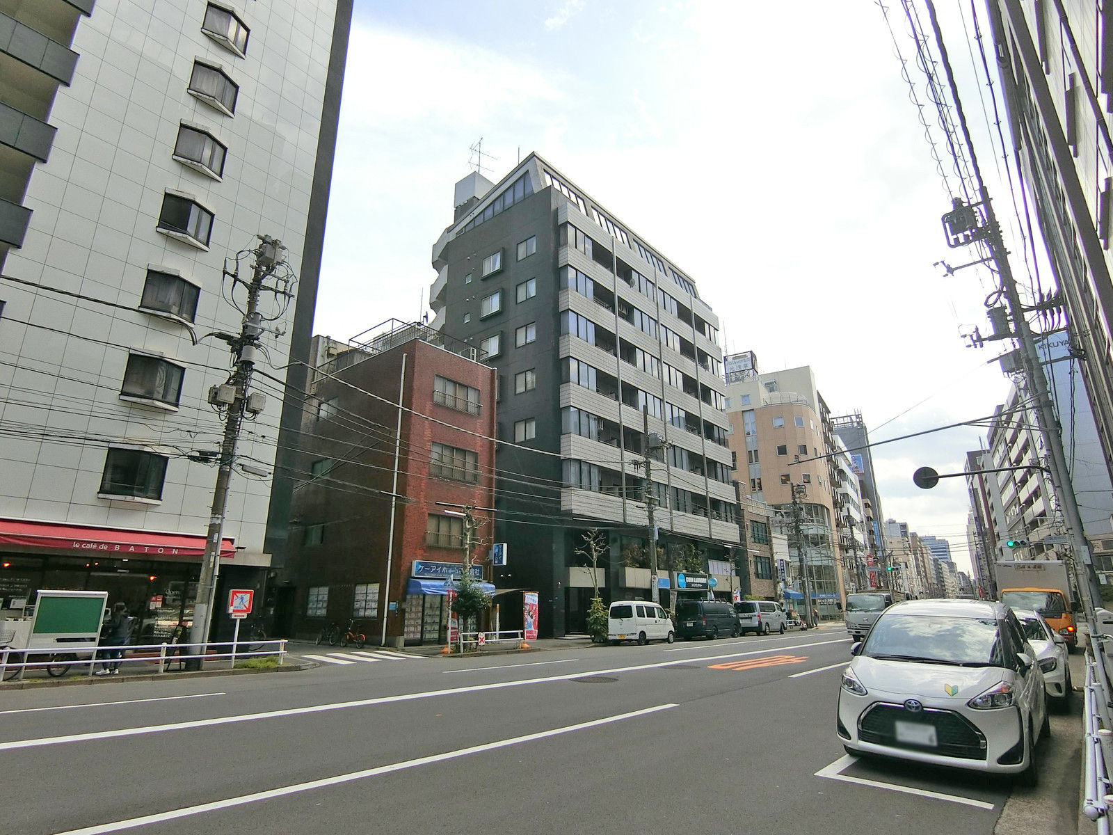 清洲橋通り沿いに立地
