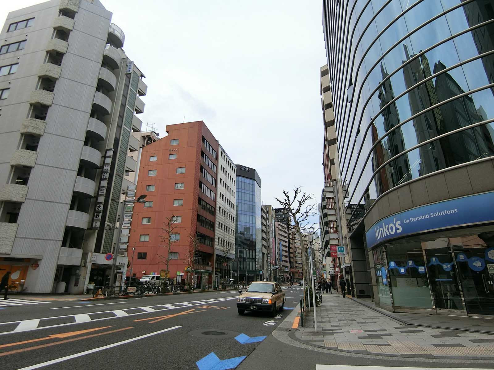 新宿御苑室町ビル前面の新宿通り