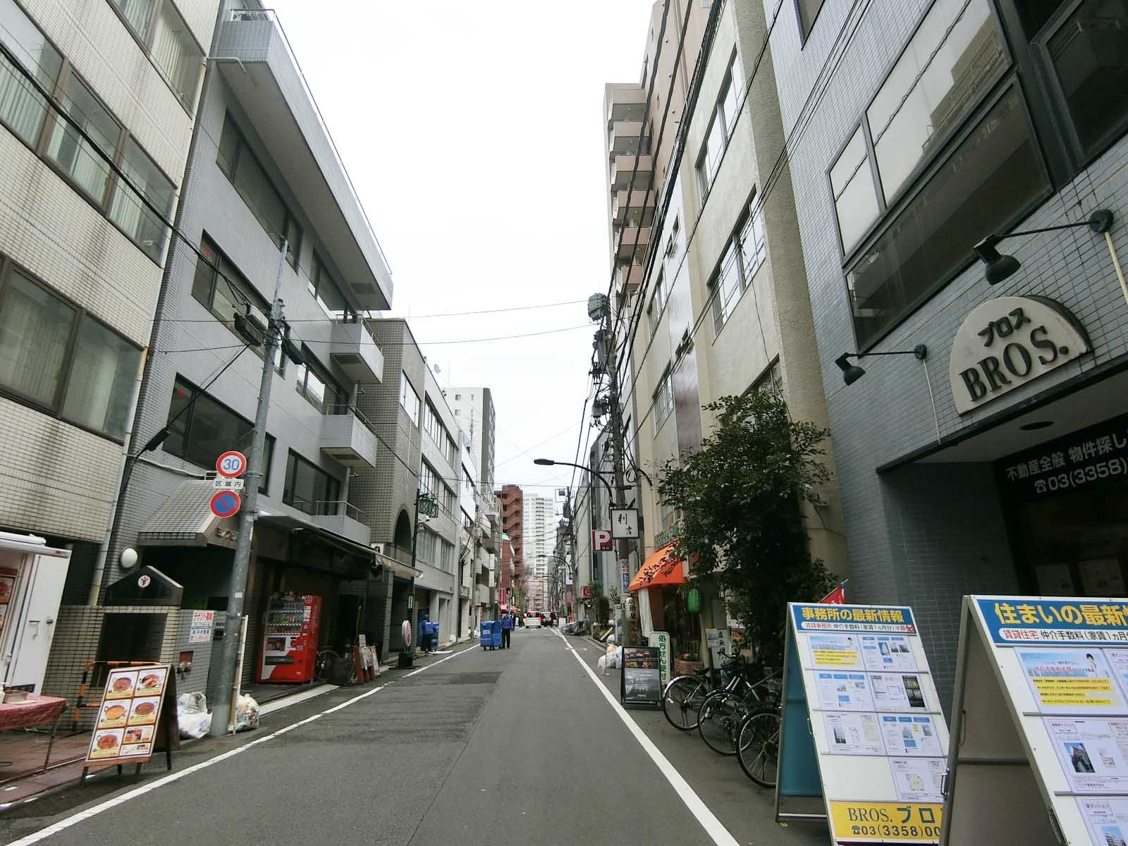 ミノワビル前面の通り