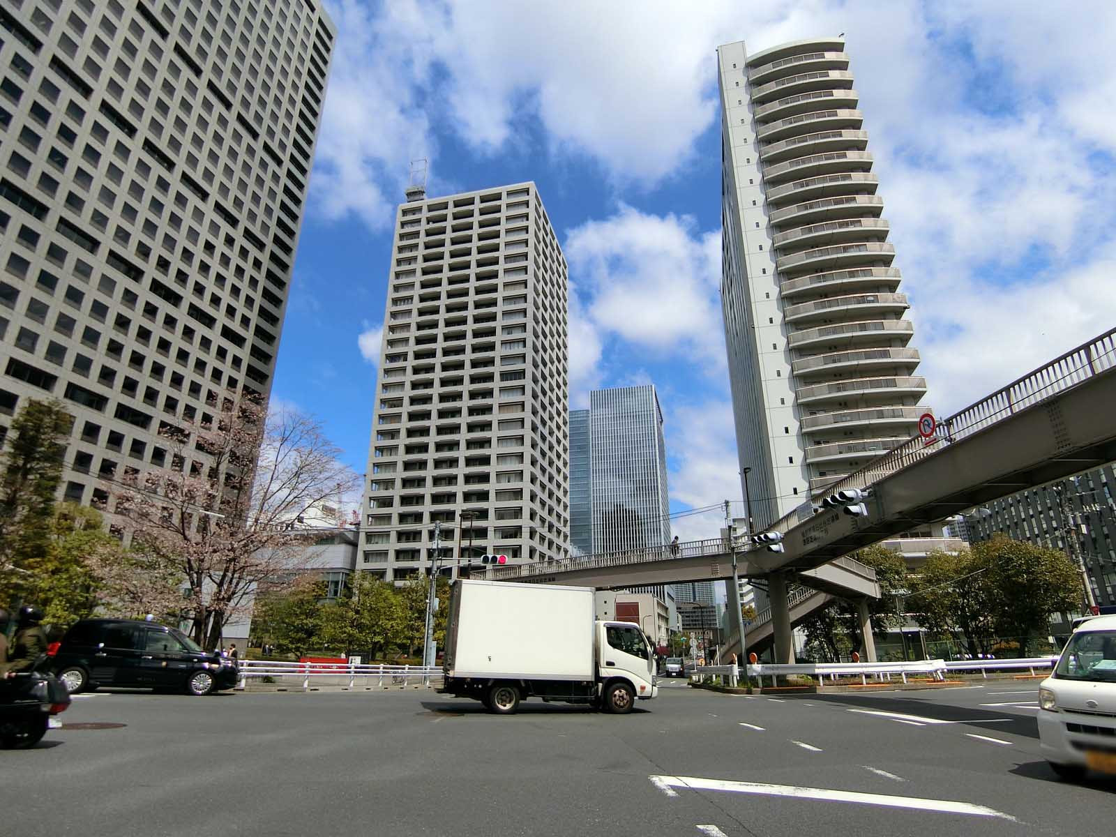 グランパークタワー前面の通り