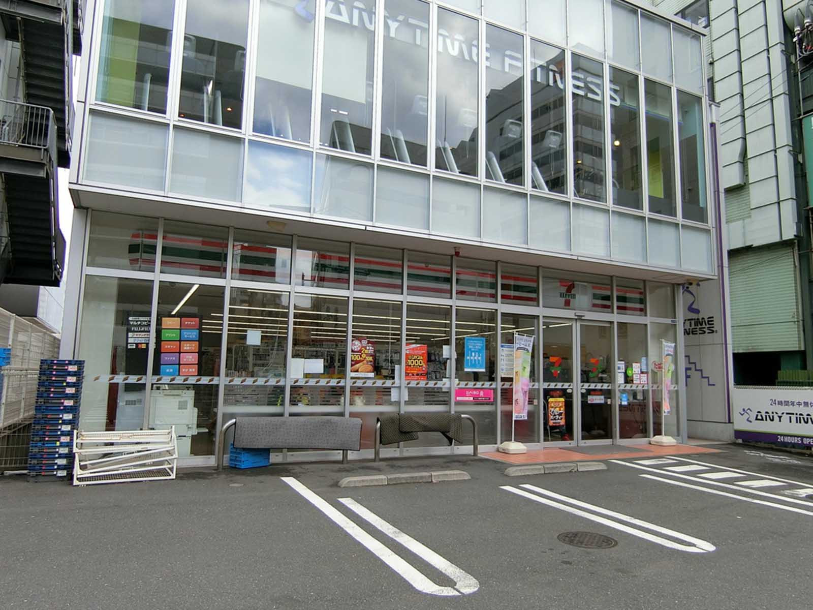 向かいのセブンイレブン