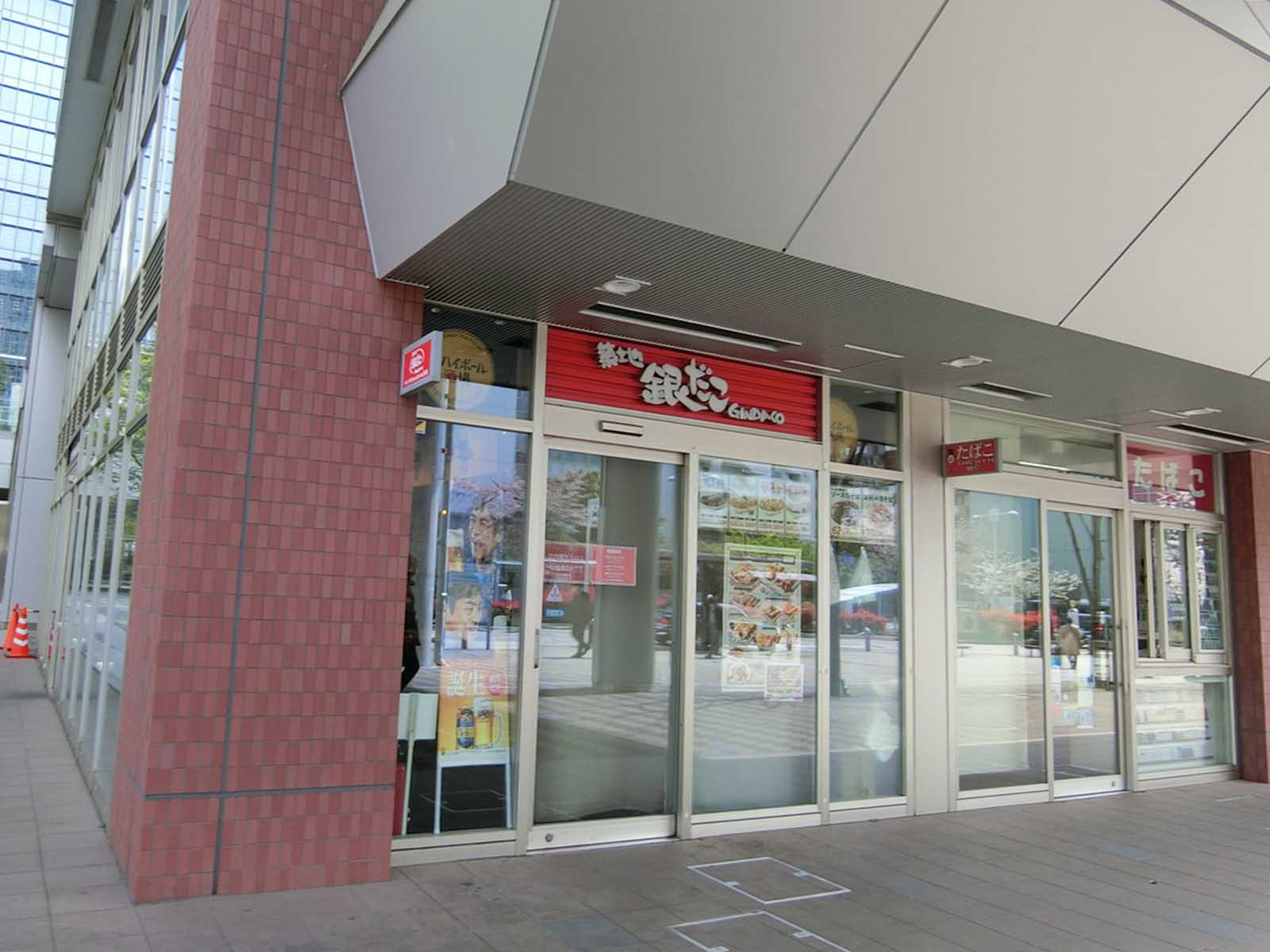 周辺には飲食店が点在