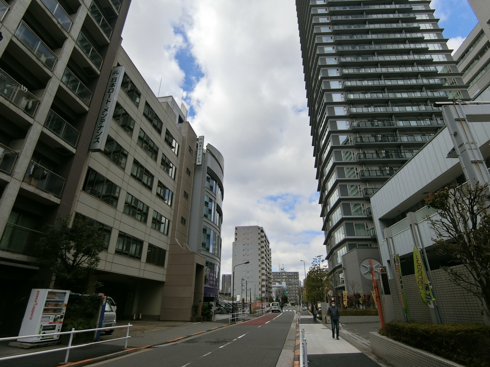 安全ビル前面の通り