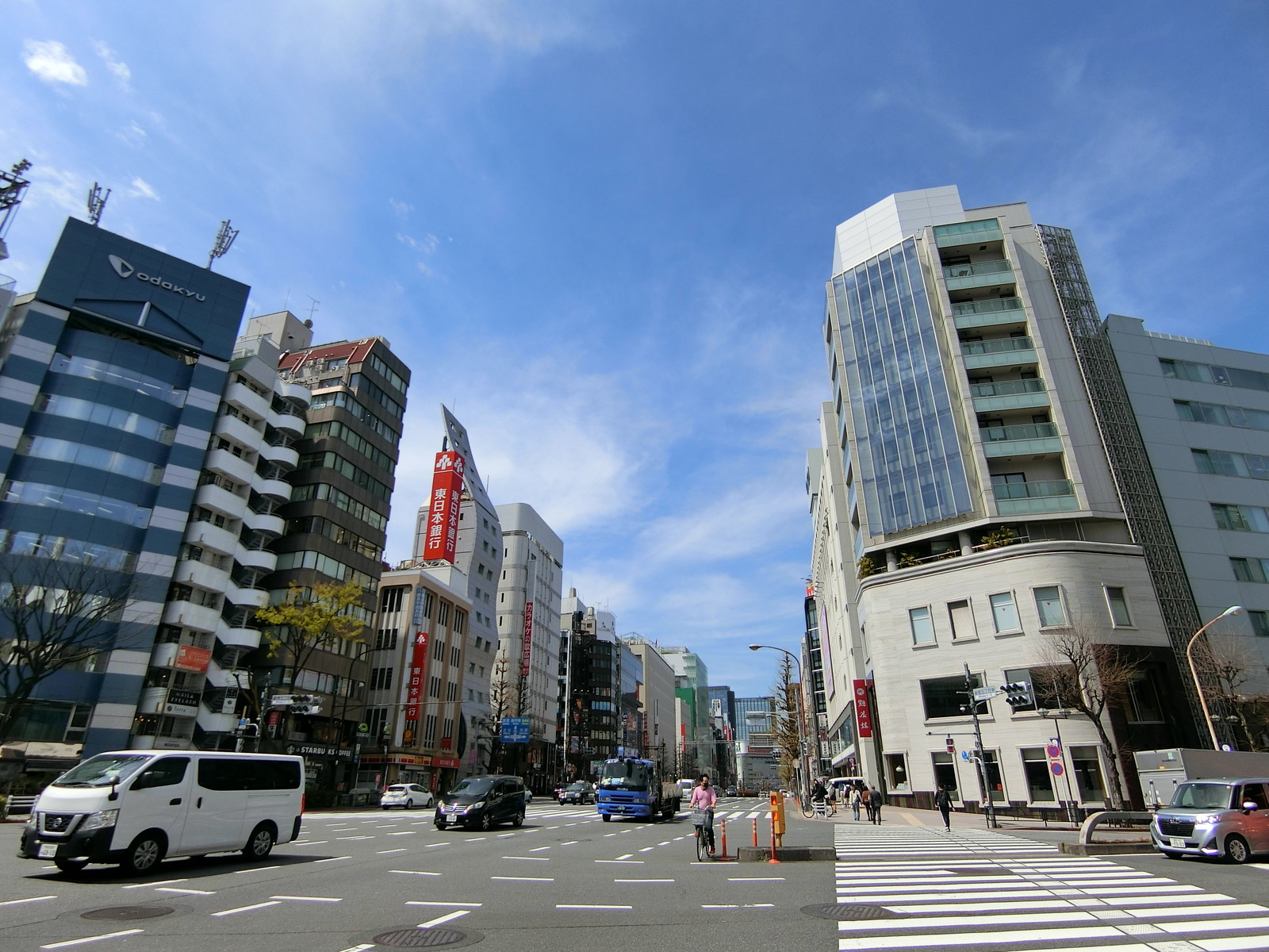 ビッグス新宿ビル付近の靖国通り