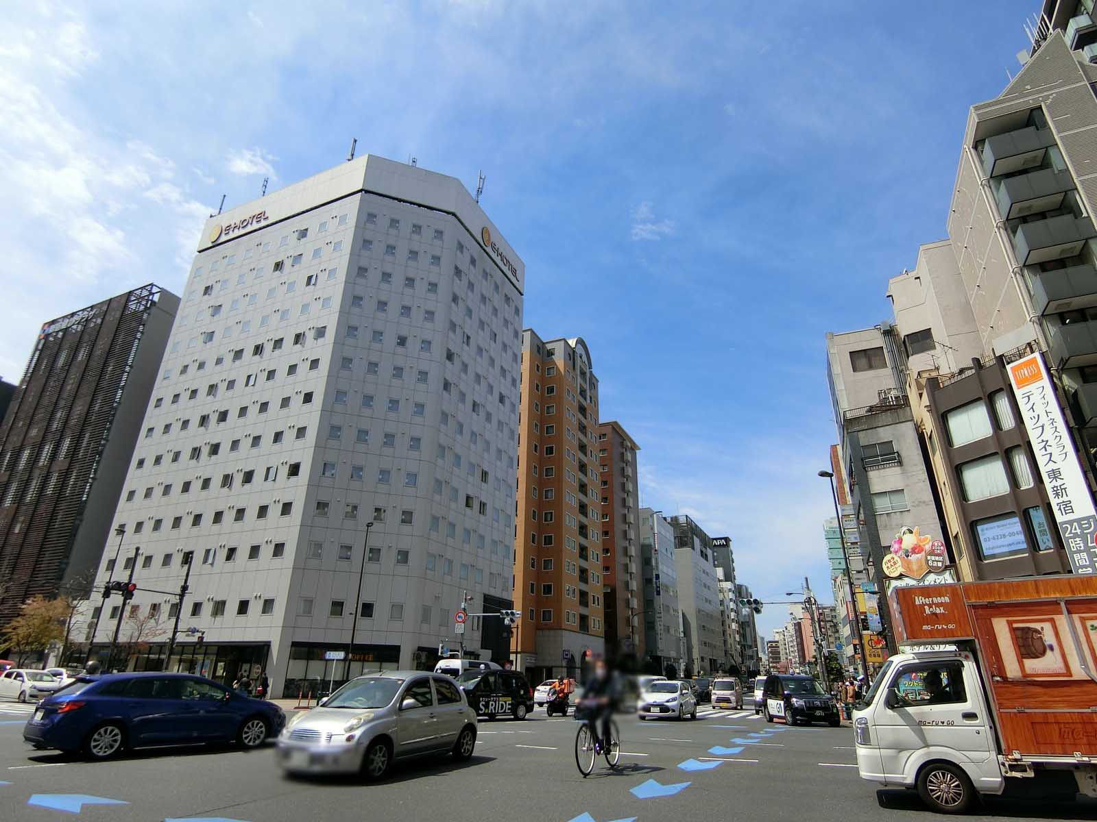 野口ビル前面の新宿七丁目交差点