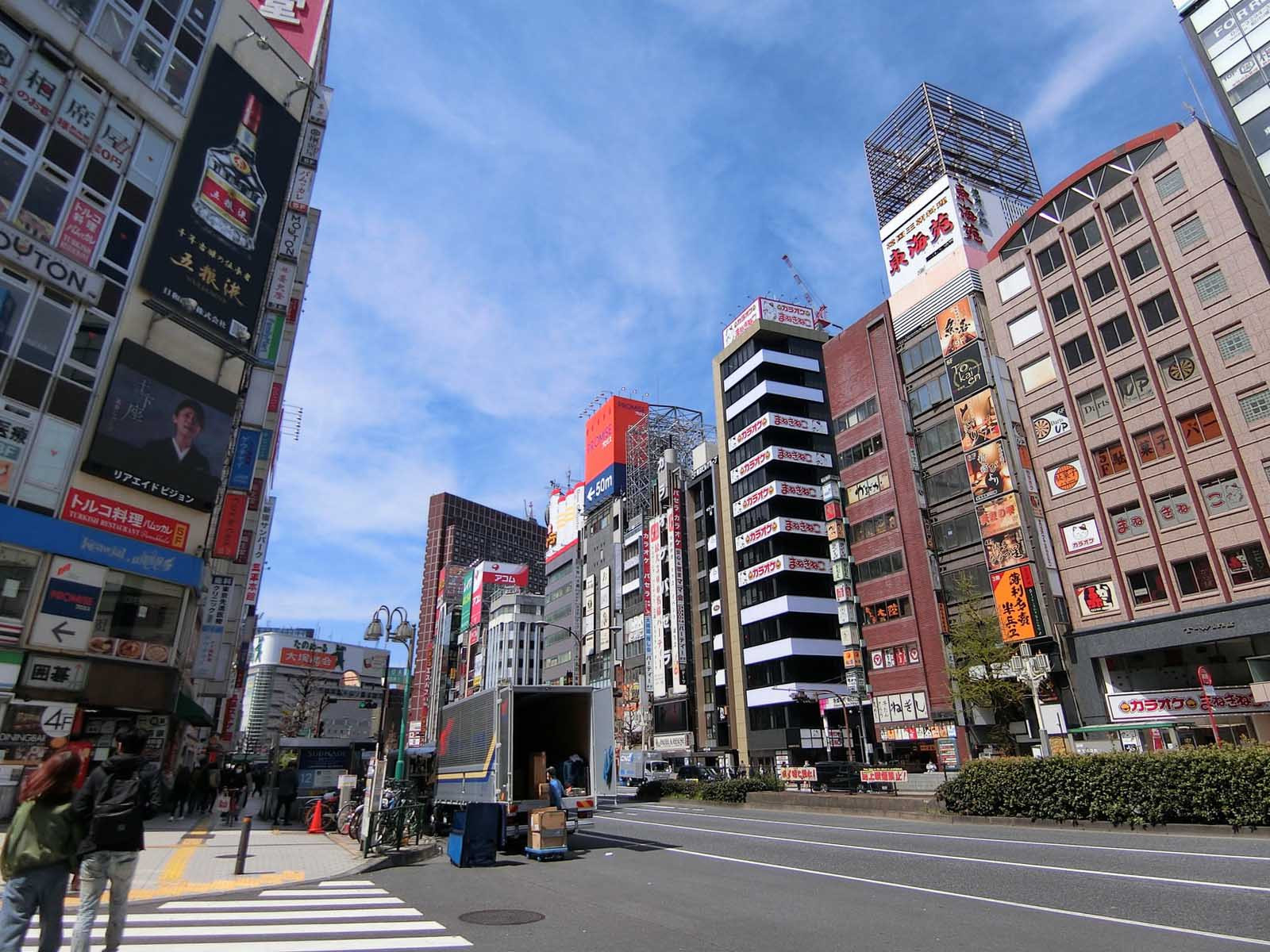 ドン・キホーテ新宿ビル前面の靖国通り
