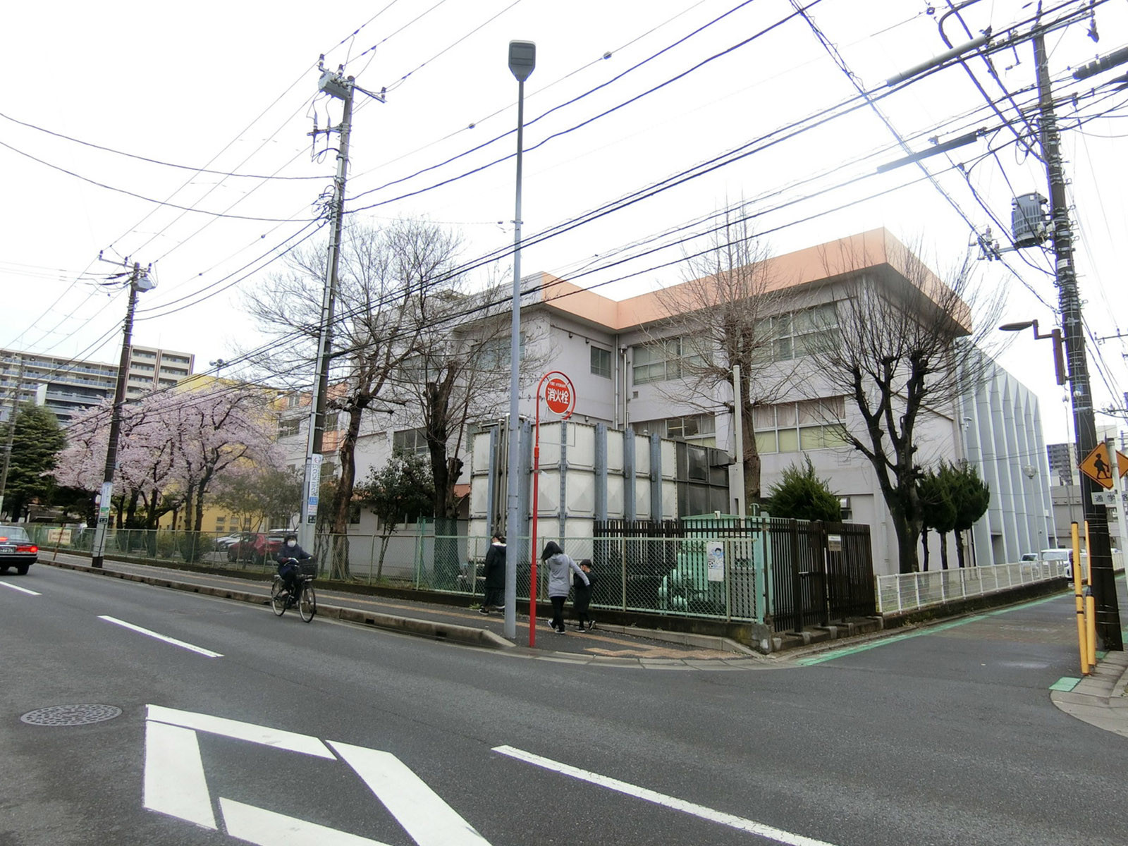 近くの千葉市立新宿小学校