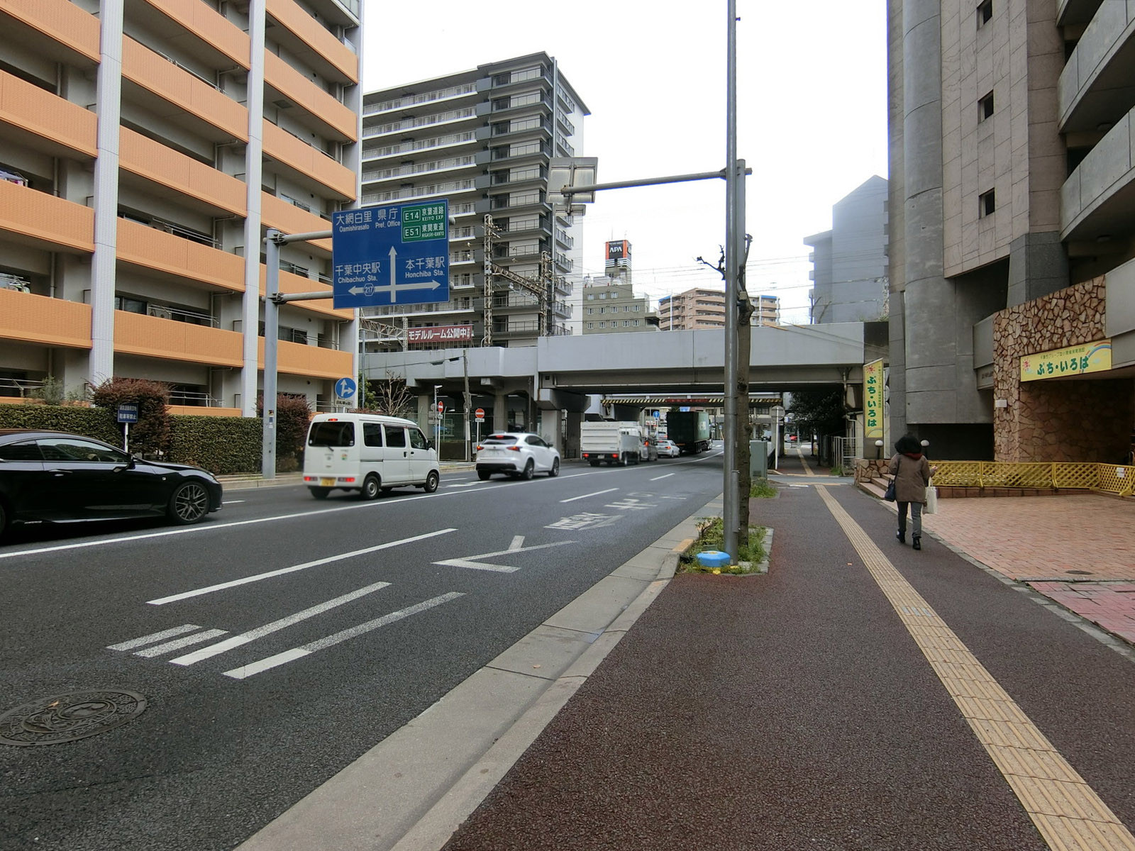 千早ビル前面の通り