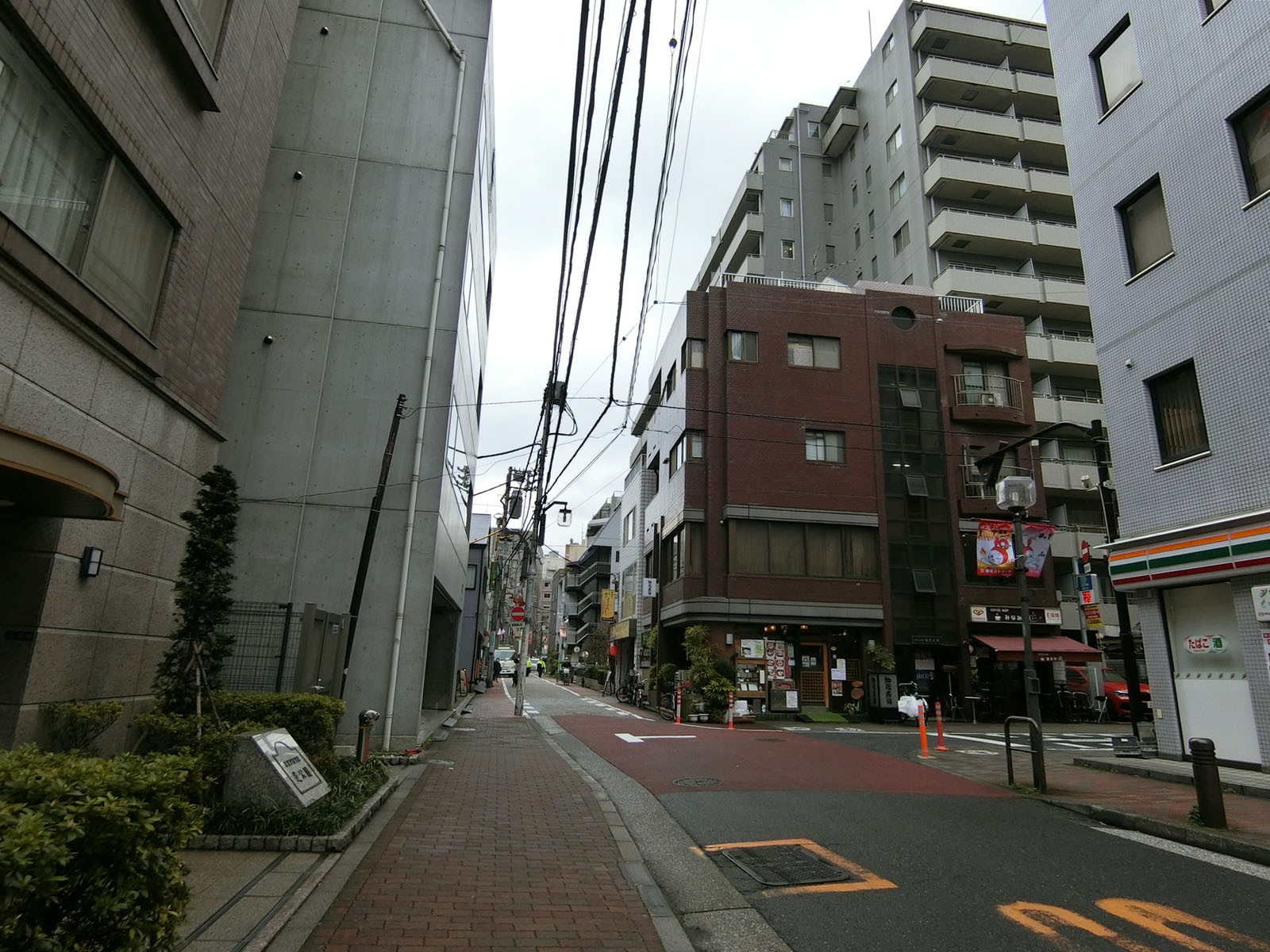 オフィスビル前面の通り
