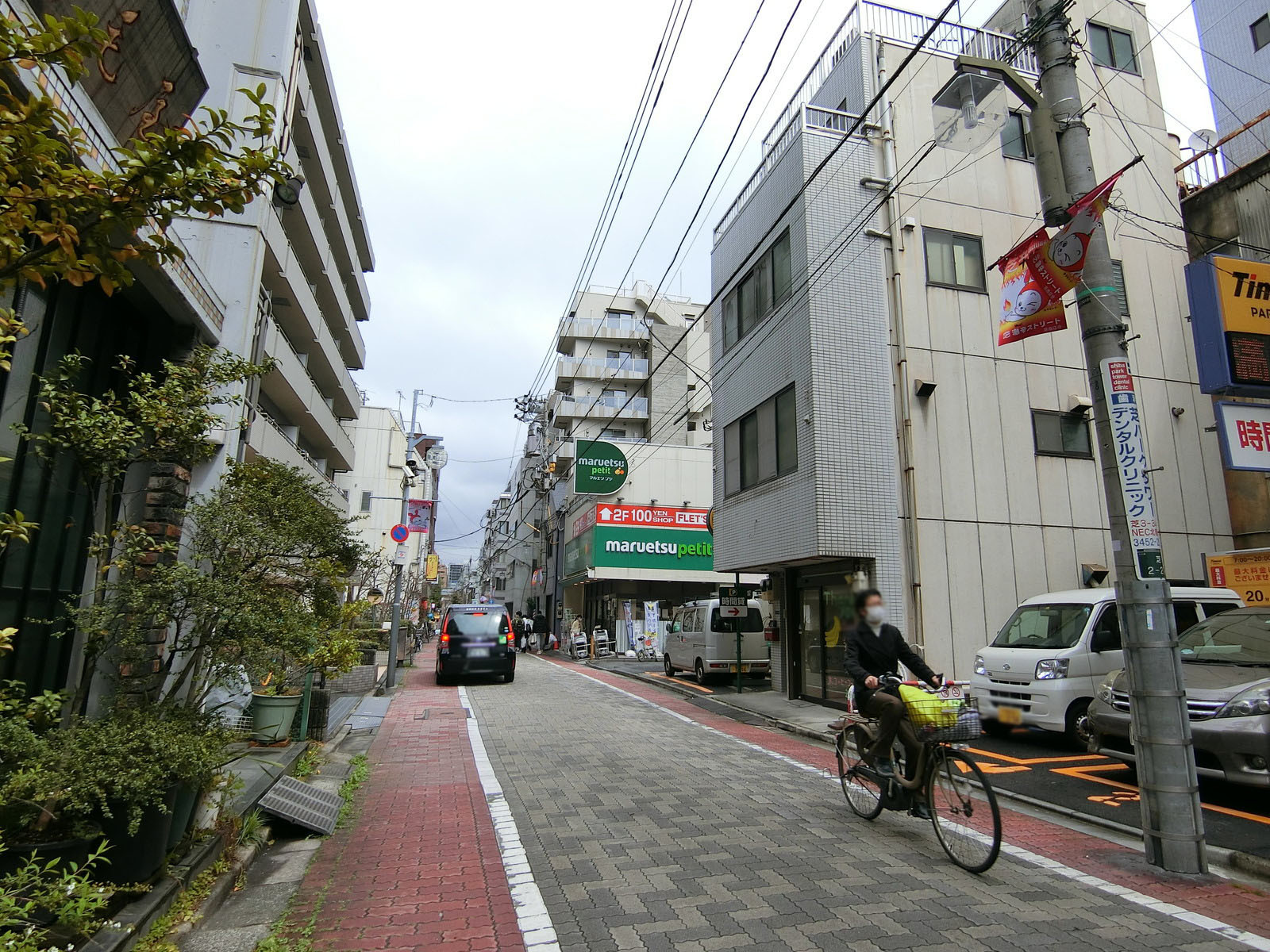 稲毛屋ビル前面の通り