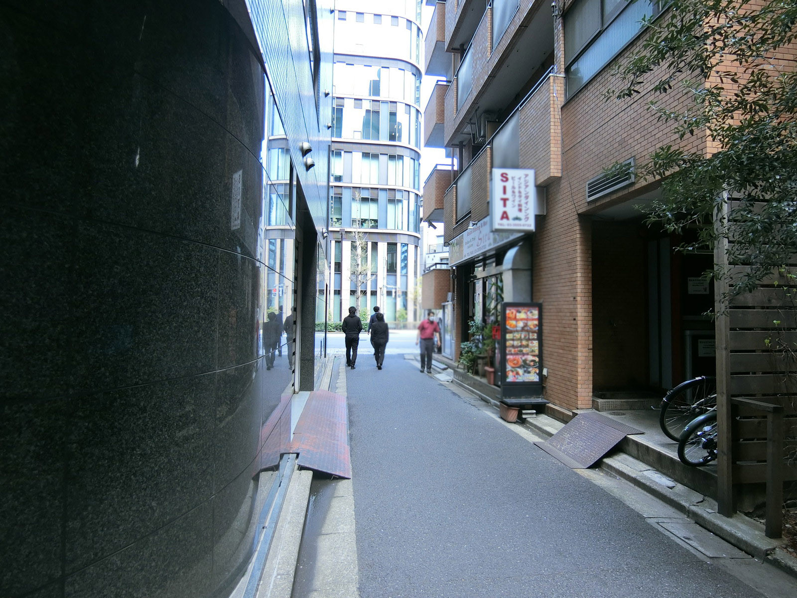 伊達志めビル前面の通り