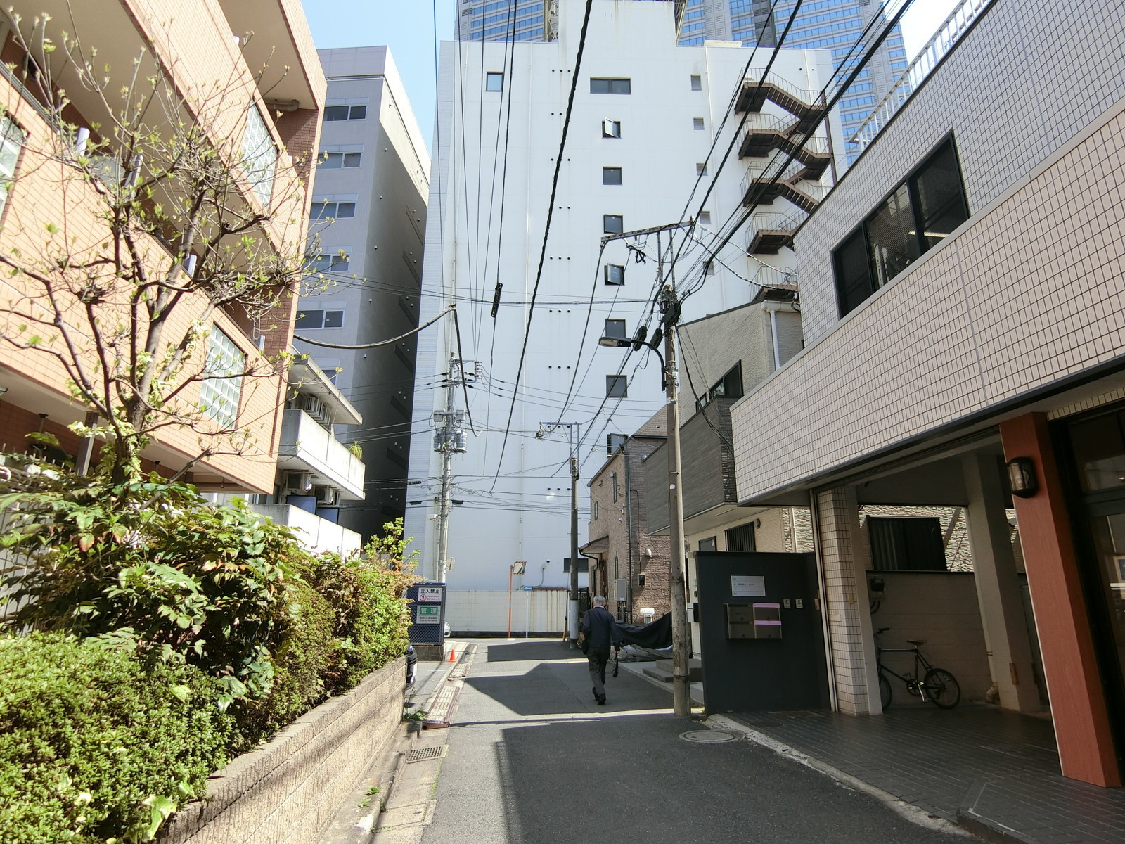 ハーモニービル西新宿前面の通り