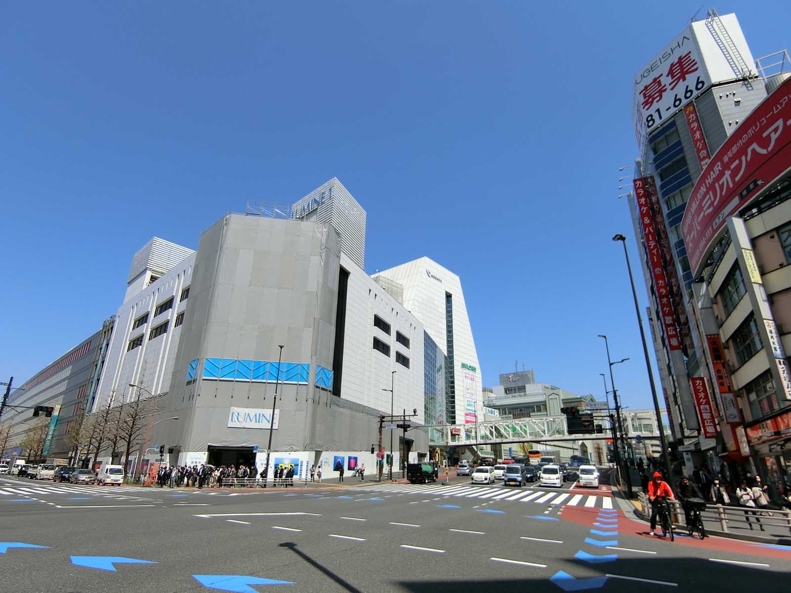 付近の西新宿1丁目交差点