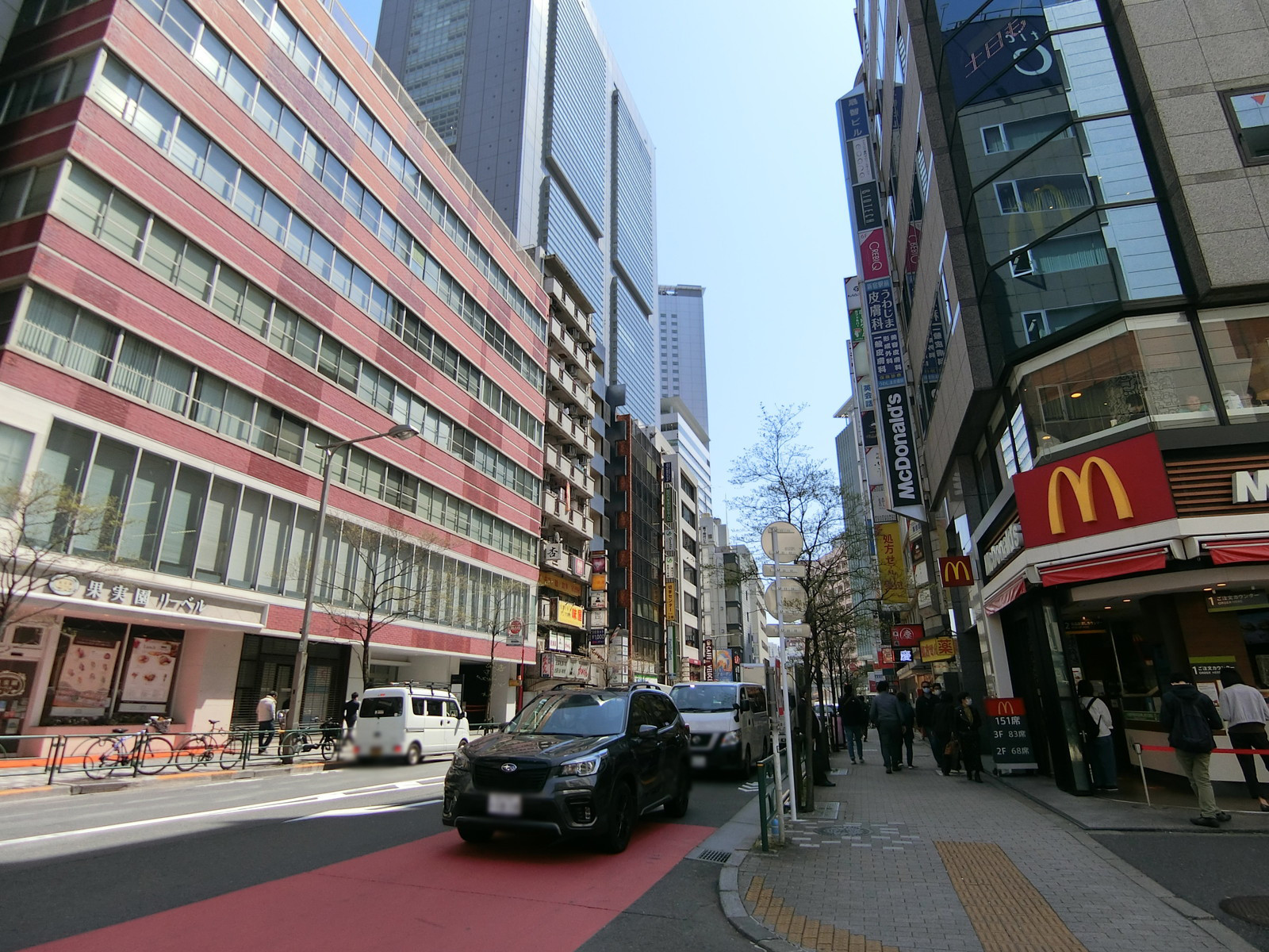 オフィスビル前面の通り