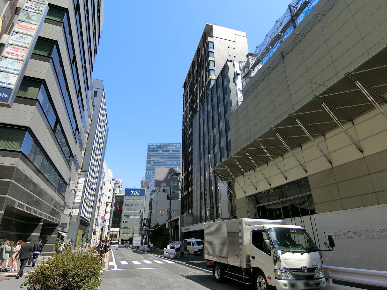 由井ビル前面の通り