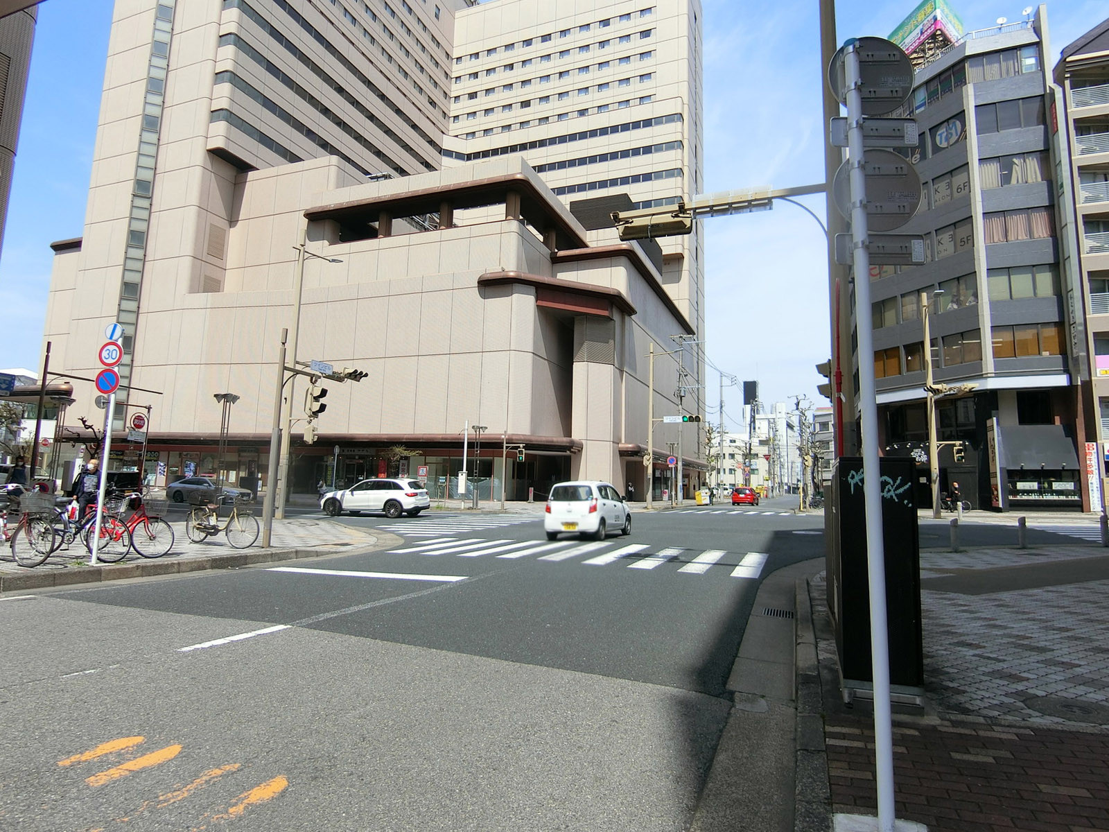 吉田興業第2ビル前面の通り