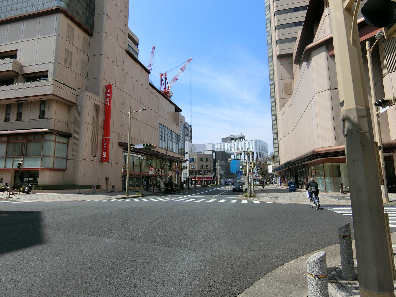 ビル横の千葉街道
