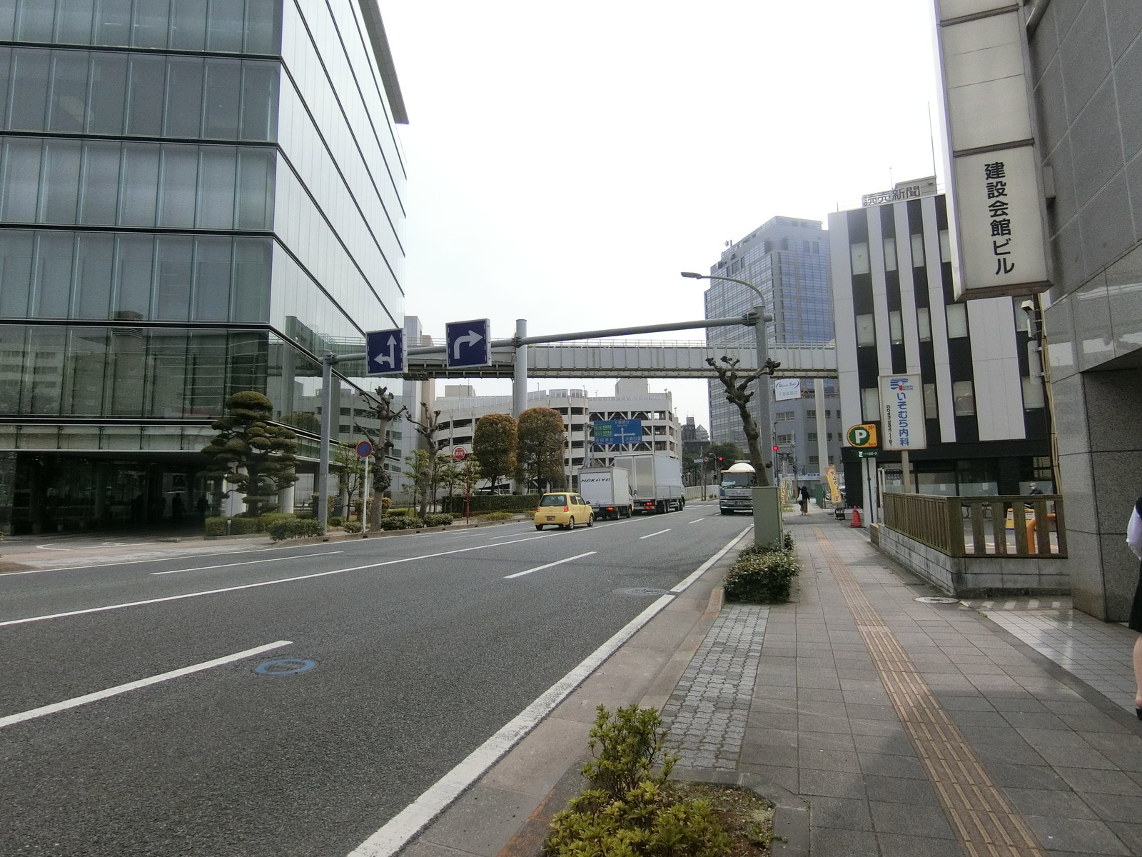 建設会館ビル前面の通り