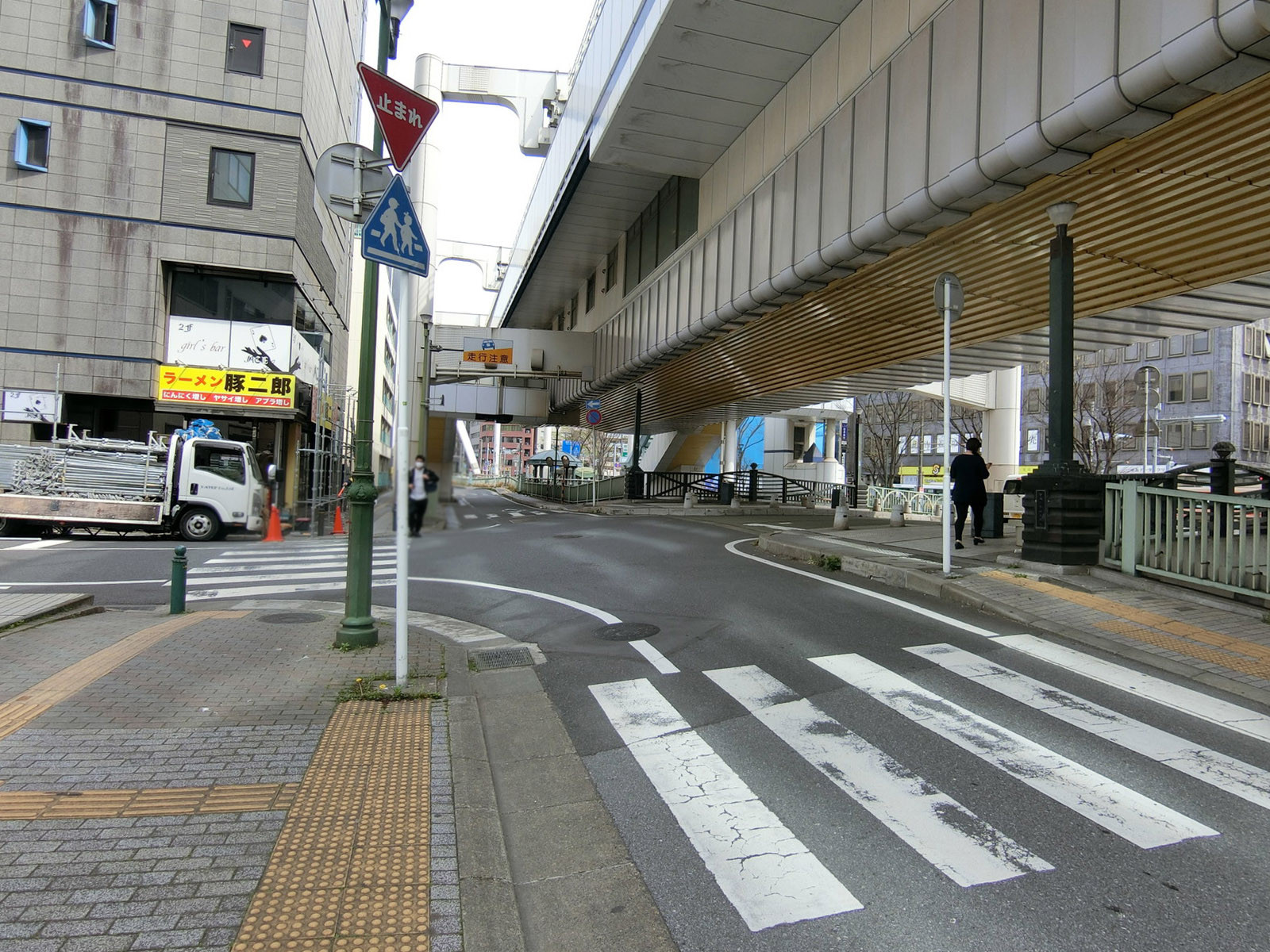 日本生命千葉ビル前面の通り