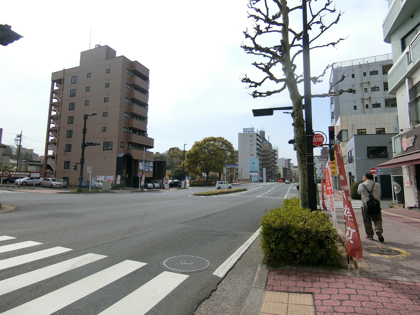 グランデ千葉県庁前前面の本町通り
