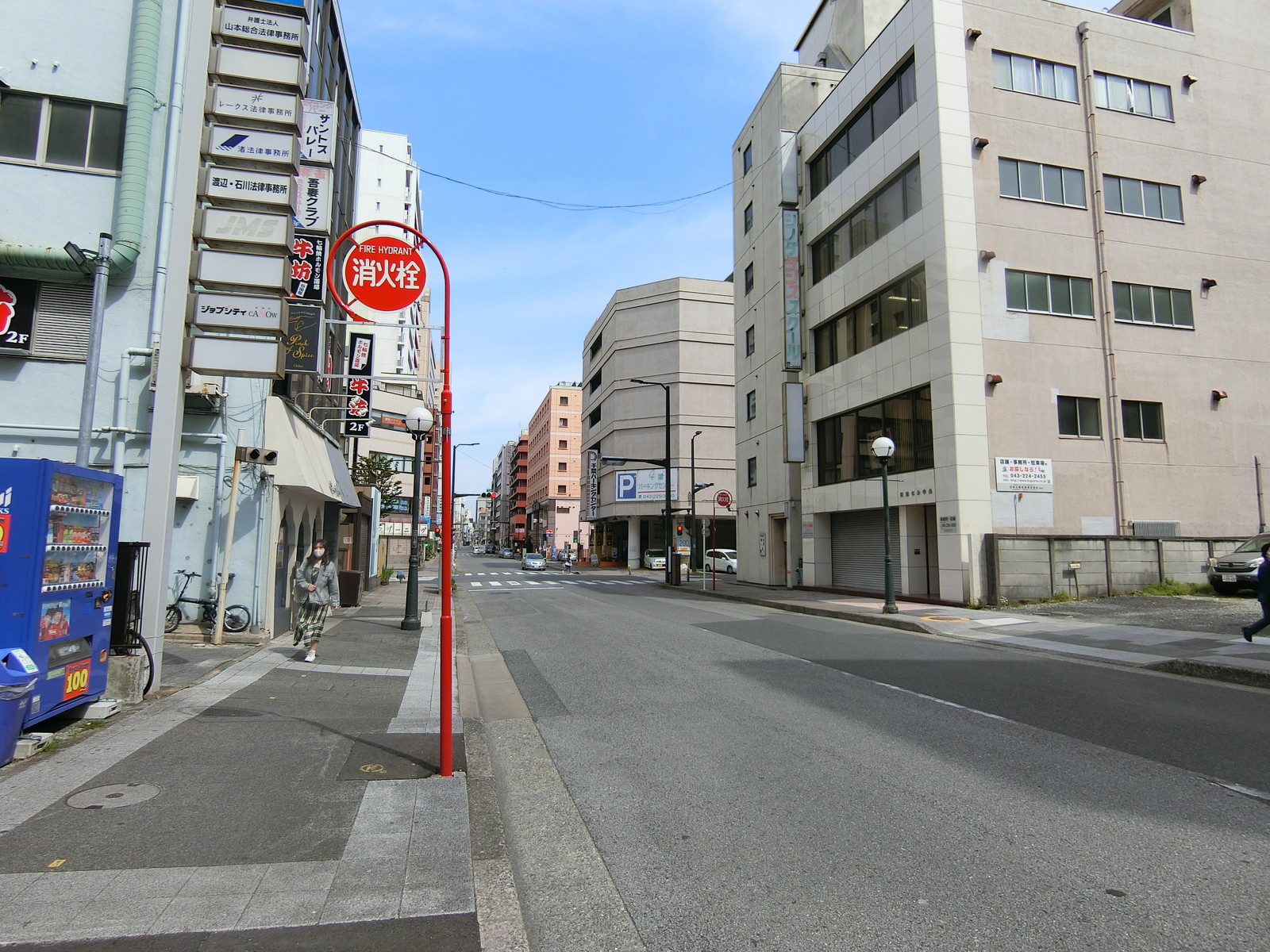 山長ビル前面の通り