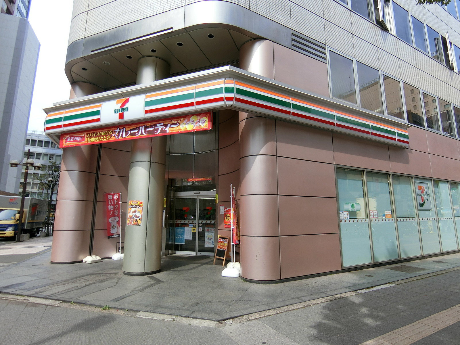 徒歩2分のセブンイレブン 千葉中央3丁目店