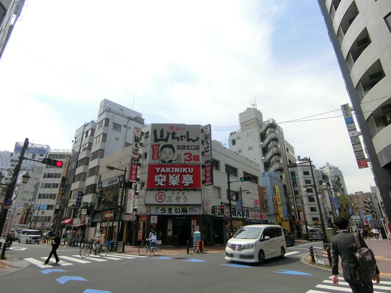 周辺は飲食店が点在するエリア
