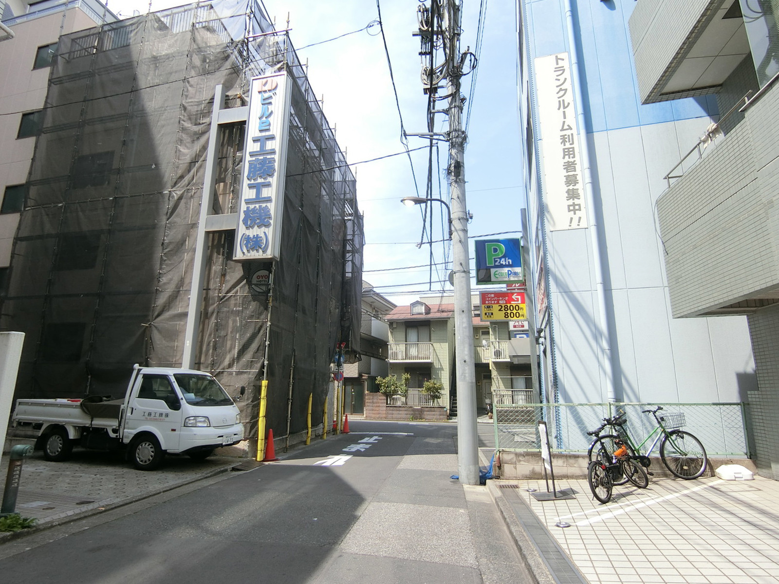 鈴木ビル前面の通り