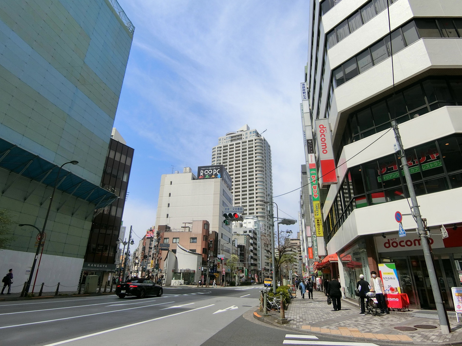 一平ビル前面の通り