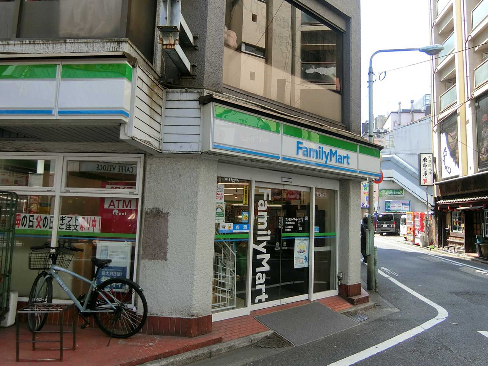 徒歩1分のファミリーマート