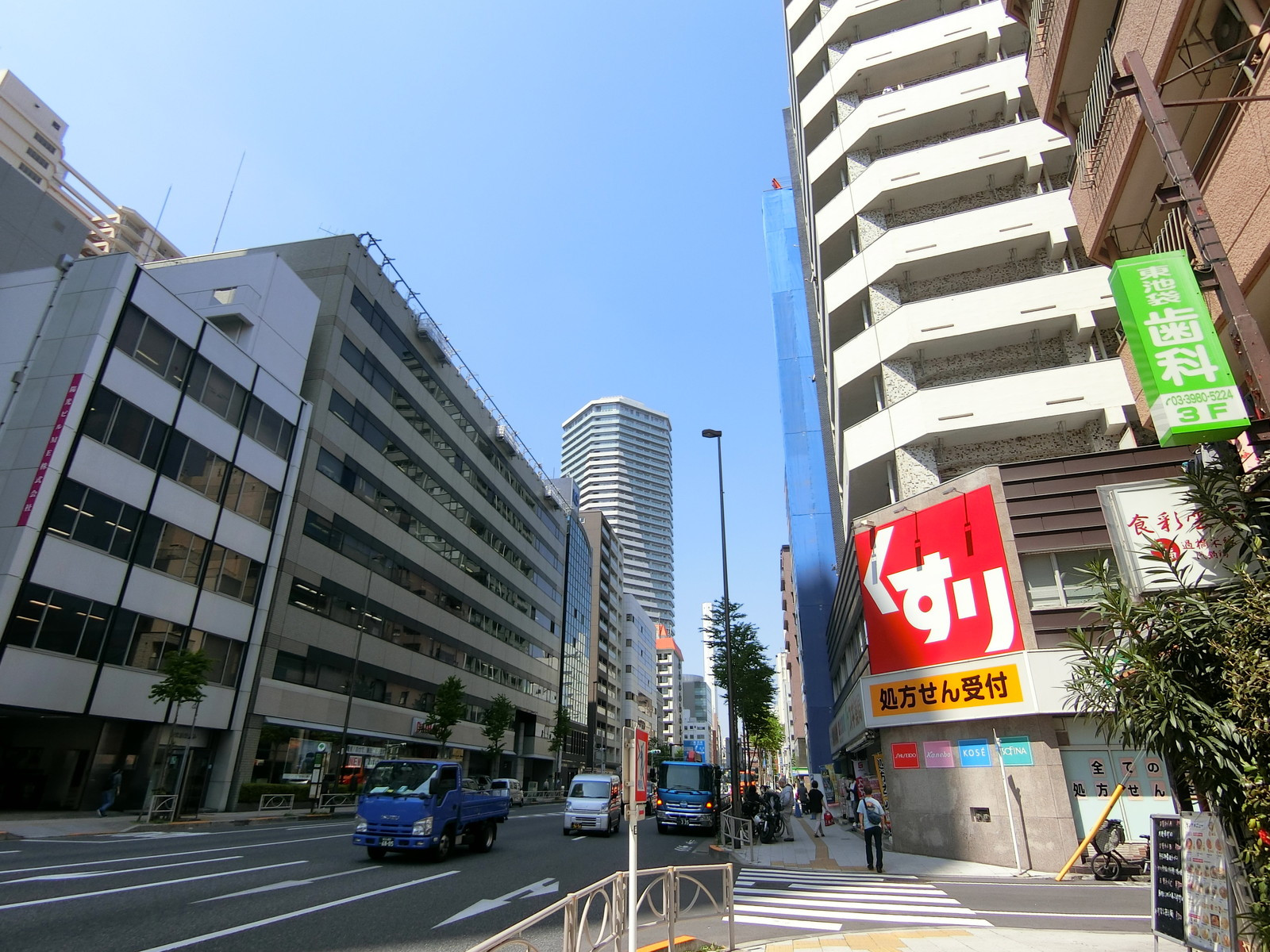 SAMビル前面の春日通り