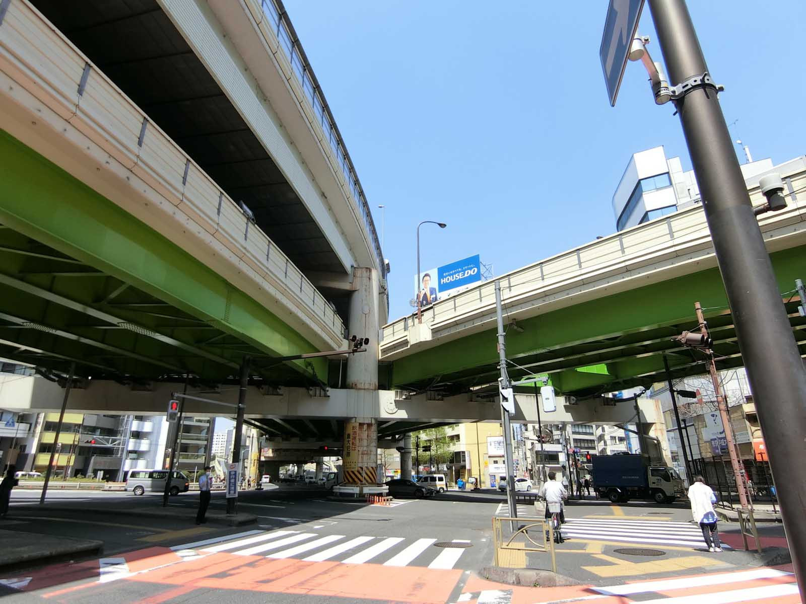 周辺は交通量が多いエリア