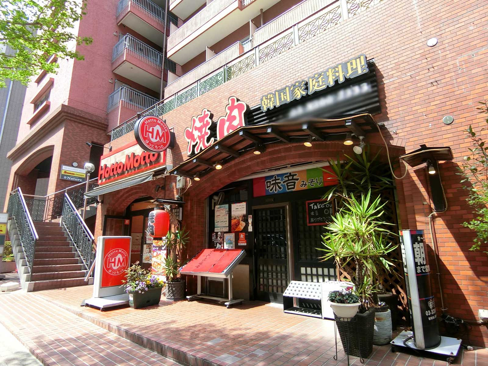 周辺には飲食店が点在