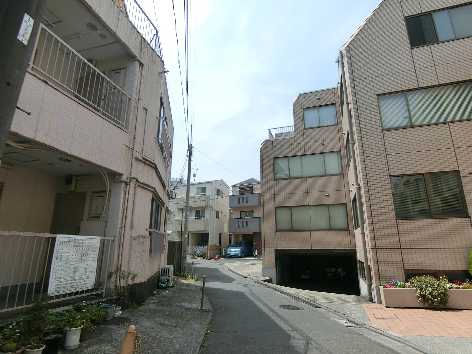 安永ビル前面の通り