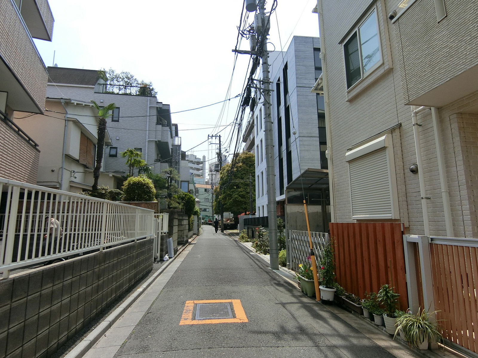 周辺は閑静な住宅街