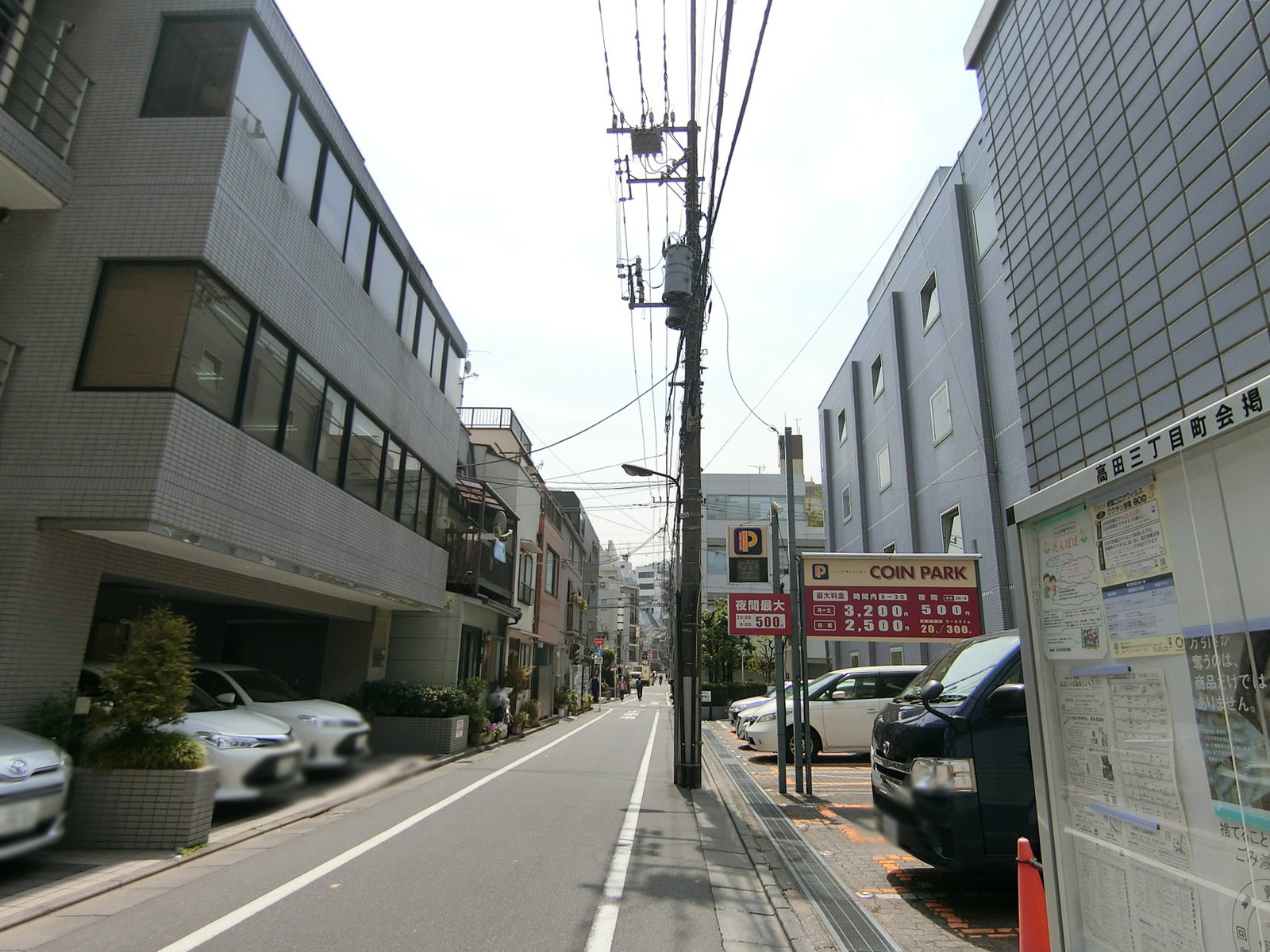 ゴルジェビルヂング前面の通り