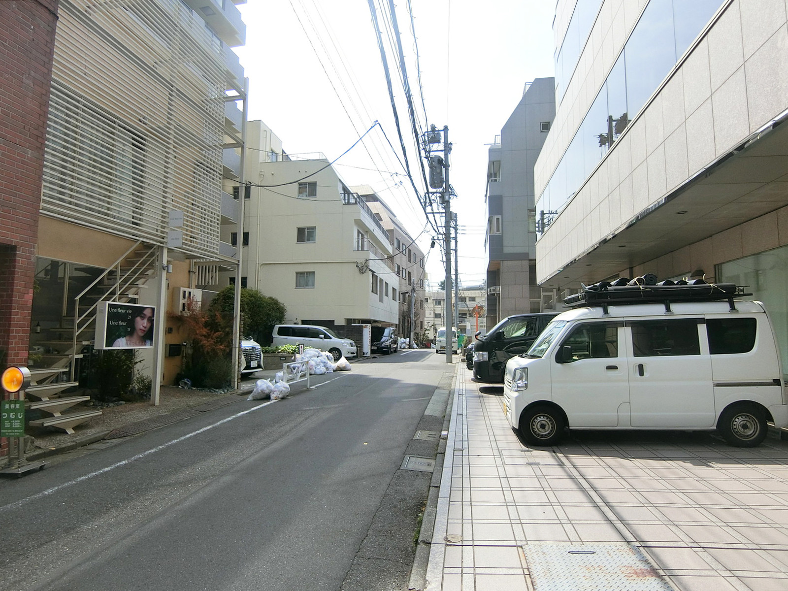 ビアンクォード前面の通り