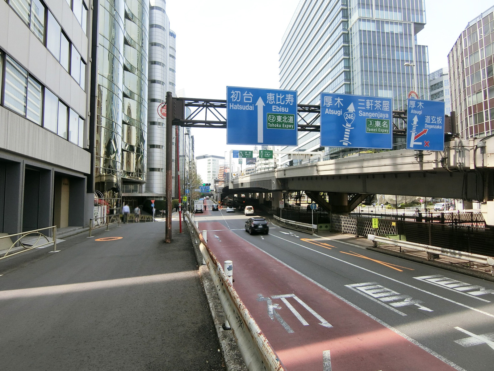 JMFビル渋谷02前面の玉川通り