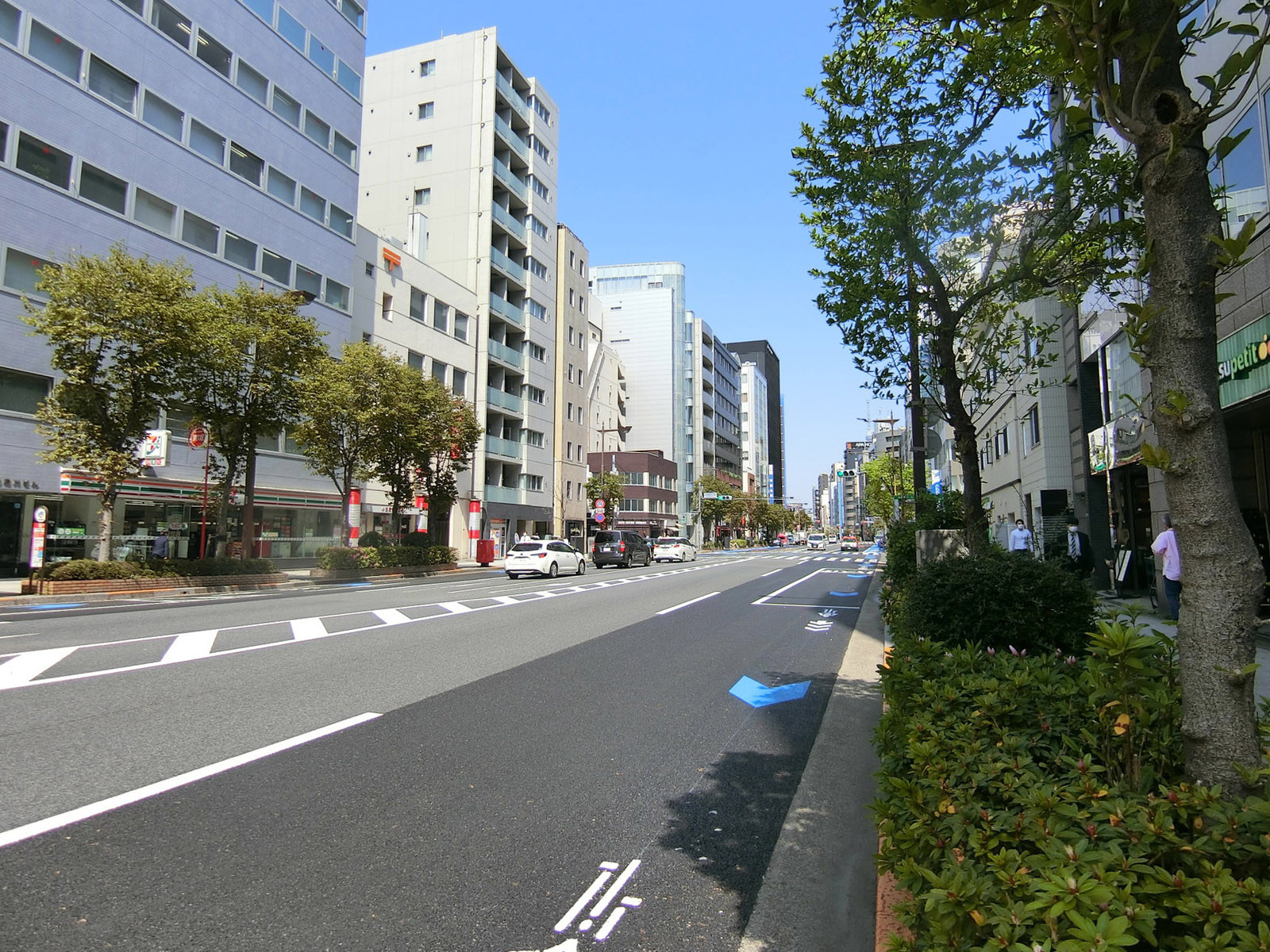 共同ビル小伝馬町駅前前面の通り