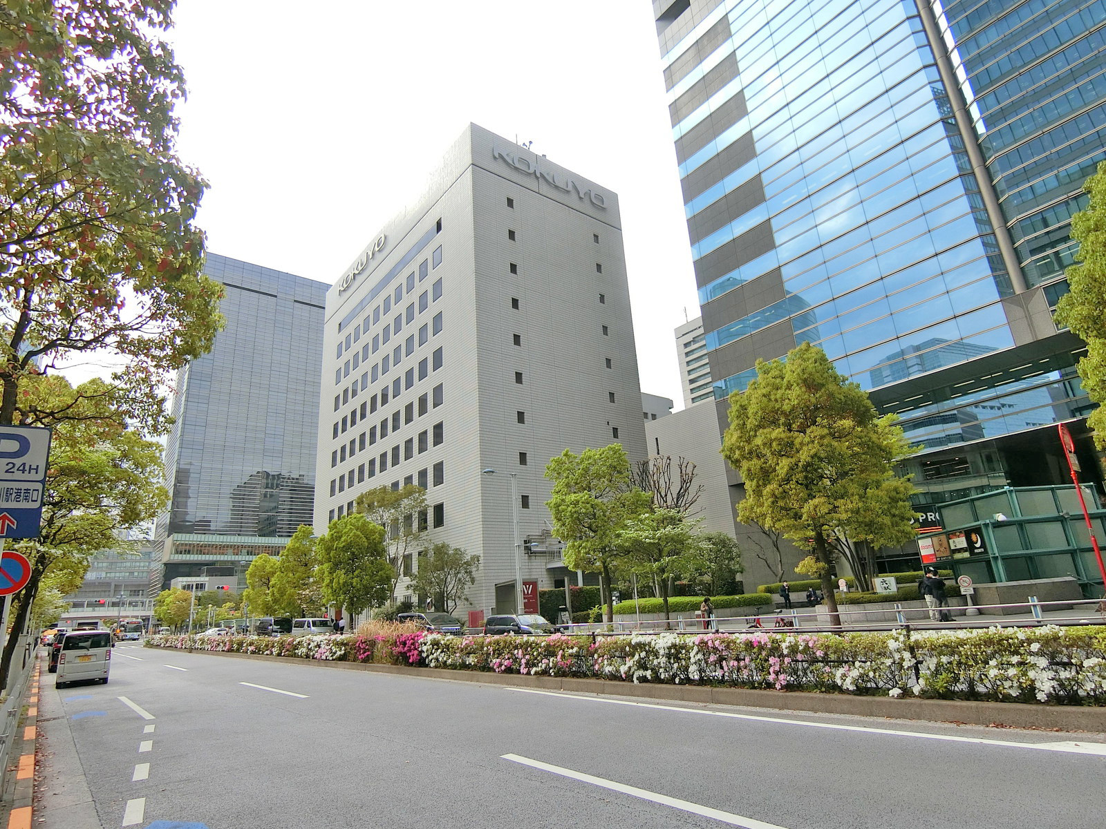 周辺はオフィスや店舗が多いエリア