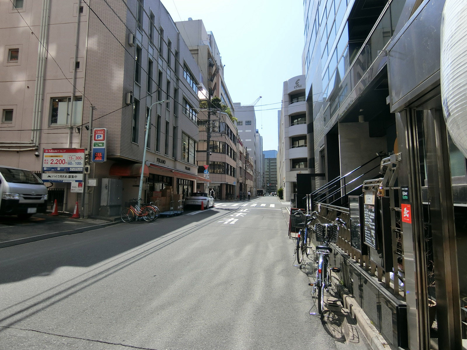 茄子倉ビル前面の通り