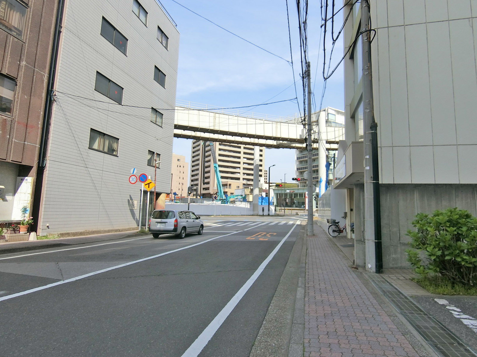 千葉ウエストビル前面の通り