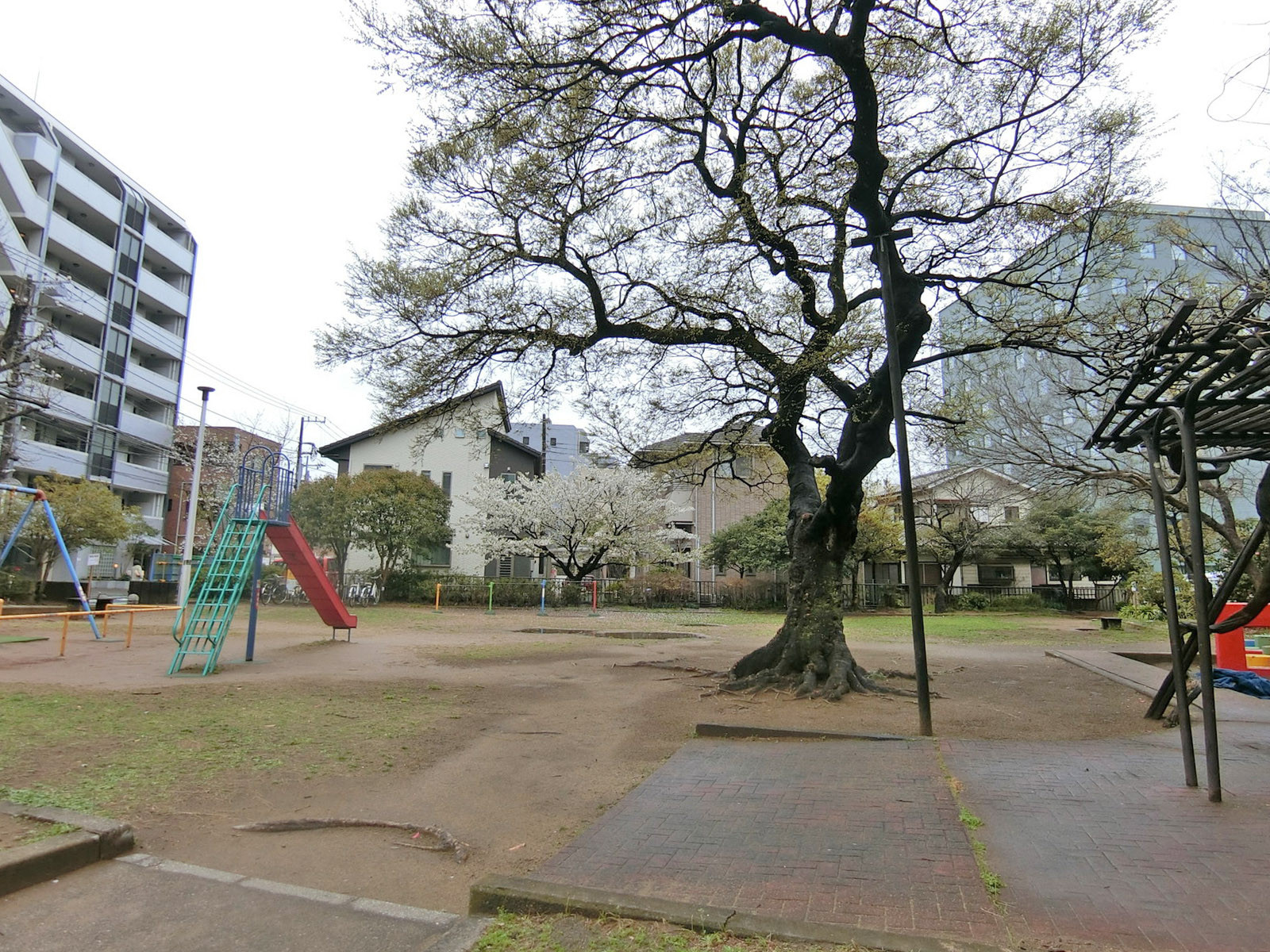 徒歩1分の新町公園