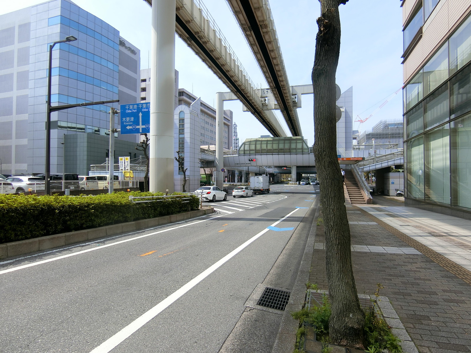 朝日生命千葉登戸ビル前面の通り