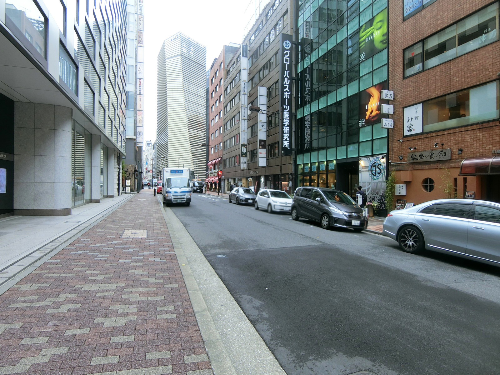 クロス銀座前面の銀座三原通り