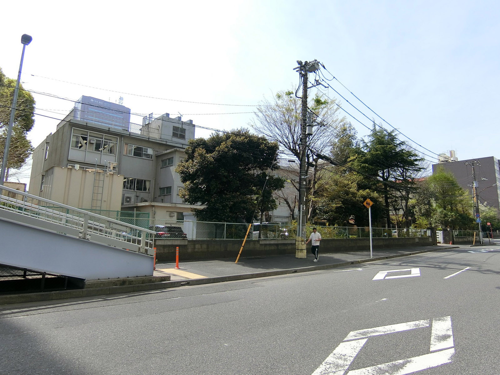 ビル裏の千葉市立新宿中学校