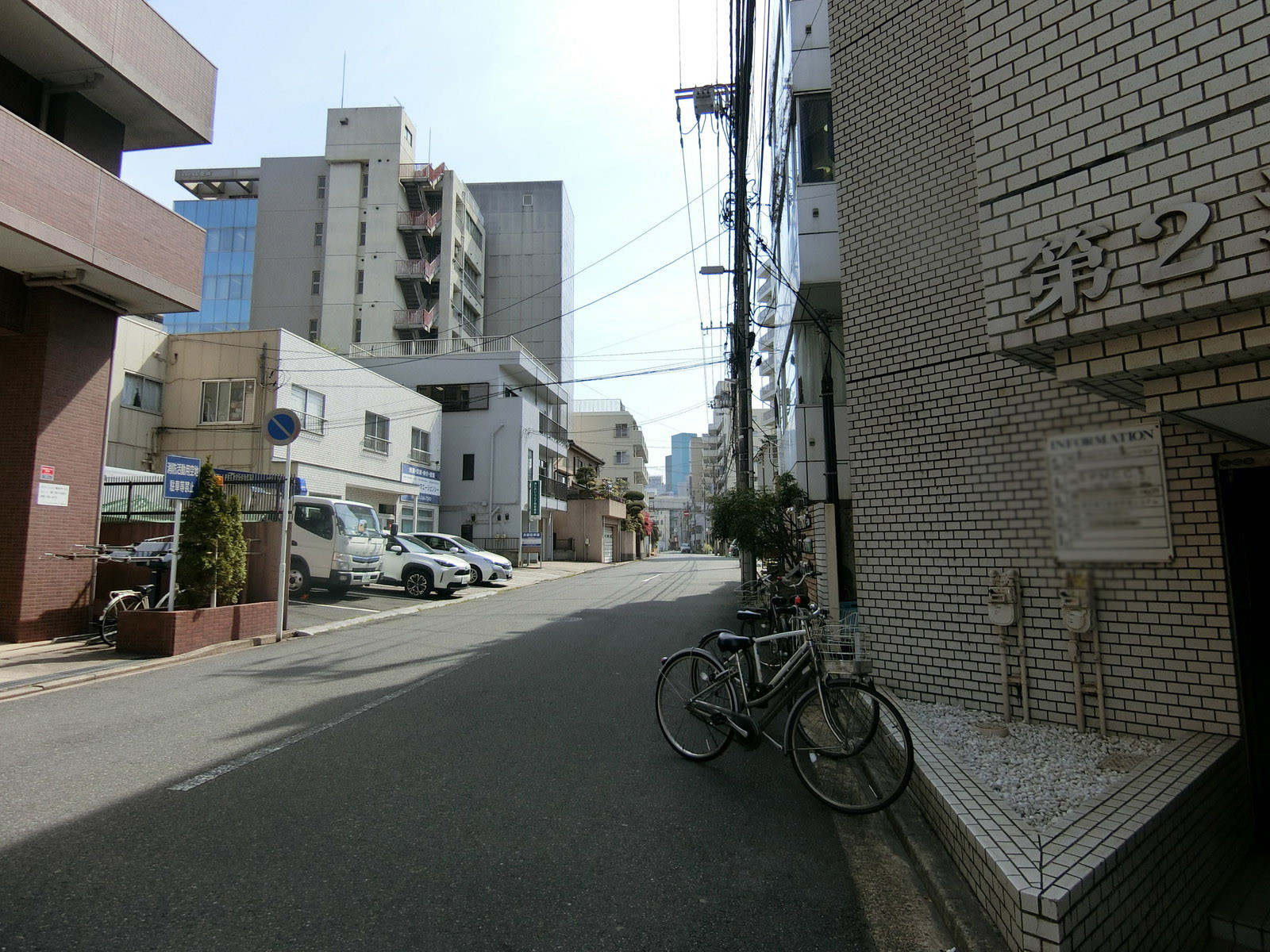 第2潮ビル前面の通り