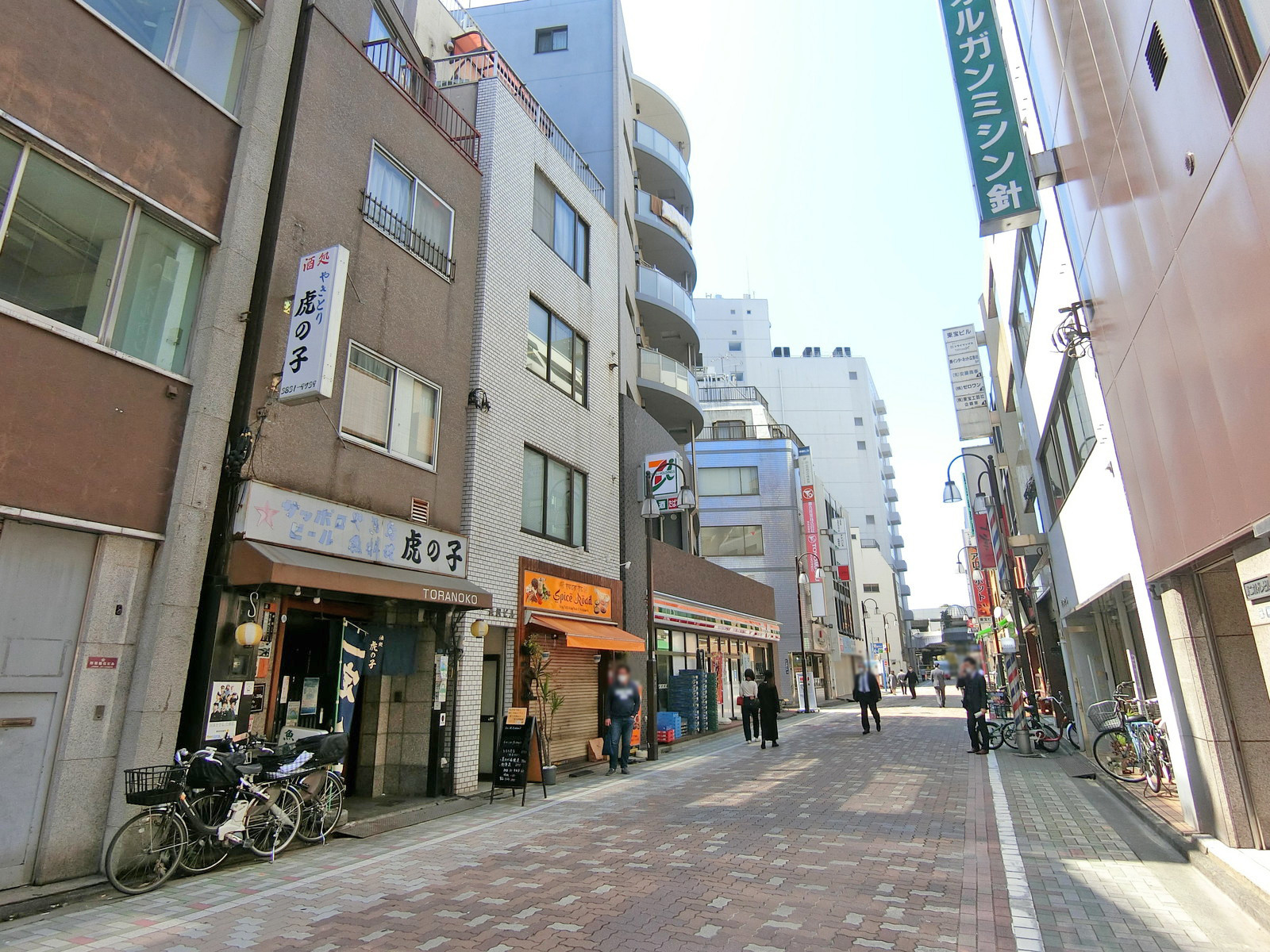 周辺はオフィスや店舗が多いエリア